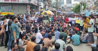রাজশাহীতে সড়ক অবরোধ করে রুয়েট শিক্ষার্থীদের বিক্ষোভ