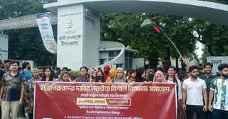 তিন দাবিতে ঢাকা-রাজশাহী মহাসড়ক অবরোধ করে রুয়েট ও রাবি শিক্ষার্থীদের বিক্ষোভ