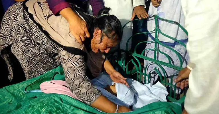 প্যারোলে মুক্তি পেয়ে মায়ের মরদেহ দেখলেন সাংবাদিক ফারজানা রুপা