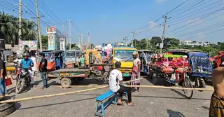 রূপগঞ্জে মাদ্রাসা শিক্ষকের বিরুদ্ধে বলাৎকারের অভিযোগে সড়ক অবরোধ