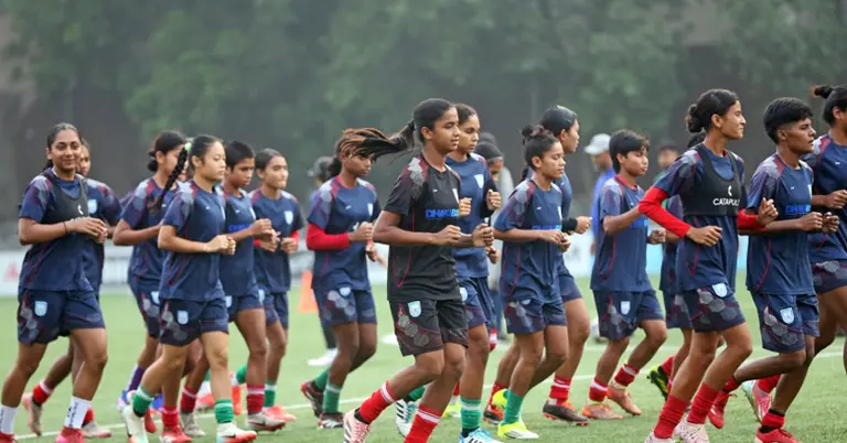 নারী ফুটবলারদের অনুশীলন
