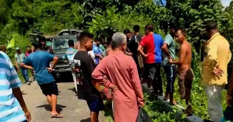 পাহাড়ের খাদে পড়া চান্দের গাড়ি