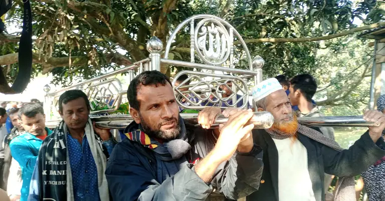 দাফনের জন্য খাটিয়ায় করে  কবরস্থানে নিয়ে যাওয়া হচ্ছে শিশু সাজিদকে