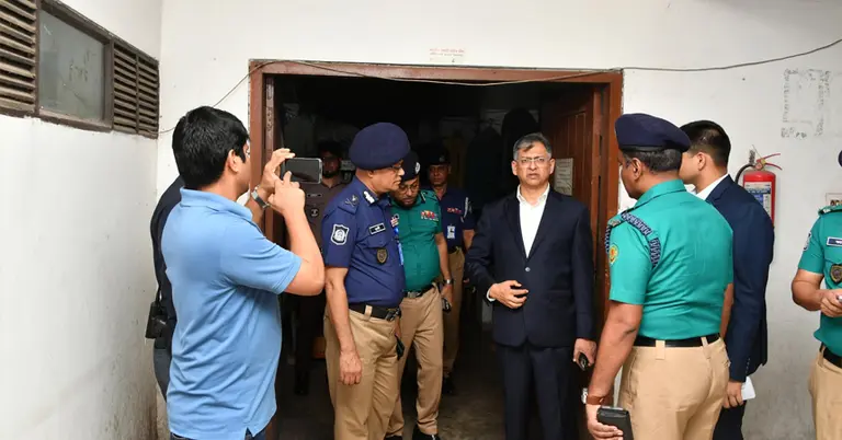 তেজগাঁও থানা পরিদর্শনকালে স্বরাষ্ট্রমন্ত্রী