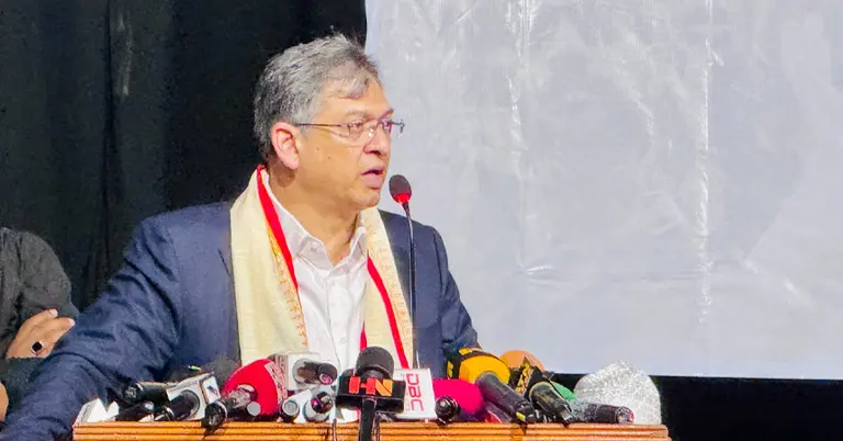 কথা বলছেন সালাহউদ্দিন আহমেদ