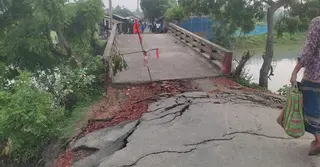 সাতক্ষীরায় মরিচ্চাপ নদীর সেতু ধসে তিন উপজেলার লাখো মানুষের ভোগান্তি
