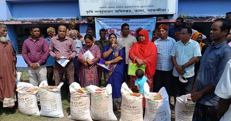 সাতক্ষীরায় কৃষকদের মধ্যে সার ও বীজ বিতরণ