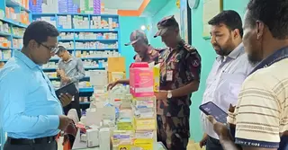 সাতক্ষীরায় স্যাম্পল ঔষধ বিক্রি বন্ধে টাস্কফোর্সের অভিযান