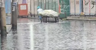 সাভারে পানিবন্দি কয়েক লাখ মানুষ: বিশুদ্ধ পানির সংকট