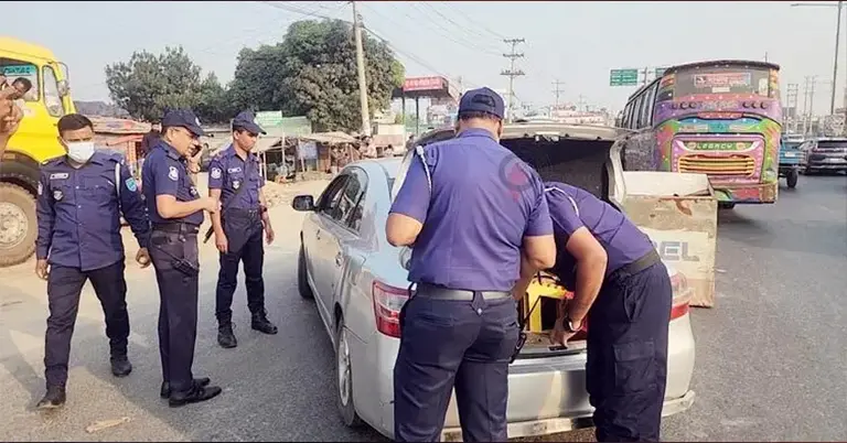 আমিনবাজারে পুলিশের চেকপোস্ট