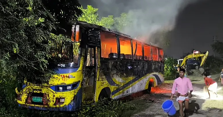 সাভারে আলিফ পরিবহনের একটি বাসে আগুন দেয় দুর্বৃত্তরা