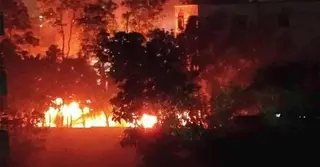 মধ্যরাতে সাভারে দুই বিশ্ববিদ্যালয়ের শিক্ষার্থীদের সংঘর্ষ-অগ্নিসংযোগ, আহত ৬