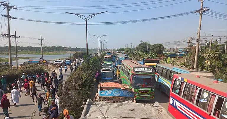 সাভারে সড়ক অবরোধ করে বিক্ষোভ