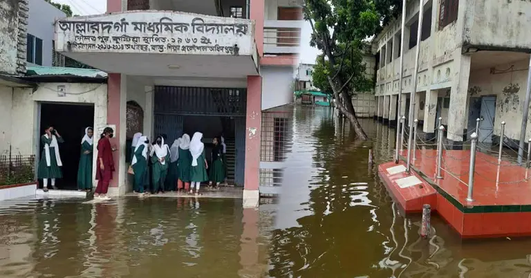 পানিতে সয়লাব আল্লারদর্গা মাধ্যমিক বিদ্যালয়