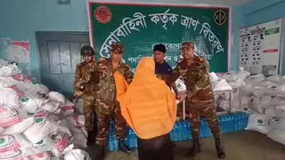 নেত্রকোণায় বন্যার্তদের মাঝে সেনাবাহিনীর খাদ্যসামগ্রী বিতরণ