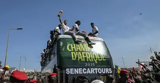 সিএএফের আদেশ না মেনেই ট্রফি নিয়ে প্যারেড করেছে সেনেগাল