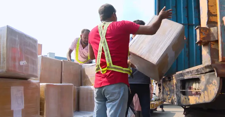 খোলাস্থানে করা হচ্ছে পণ্য খালাস