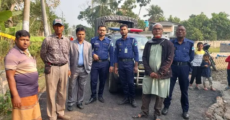 পুলিশ পাহারায় রাস্তার কাজ করা হচ্ছে