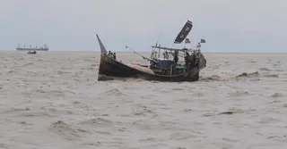 চট্টগ্রাম চ্যানেলে জালের ফাঁদ: থমকে যাওয়ার ঝুঁকিতে জাহাজ চলাচল