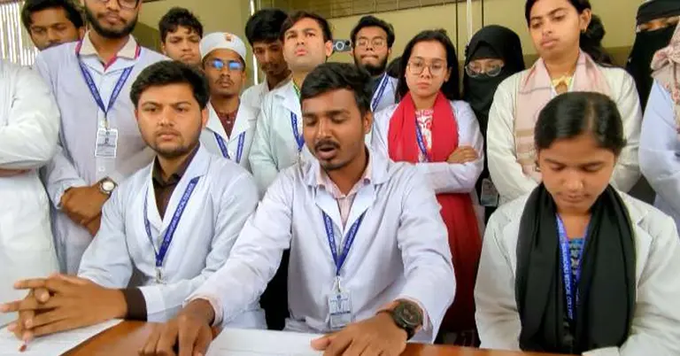 সংবাদ সম্মেলনে সুনামগঞ্জ মেডিকেল কলেজ শিক্ষার্থীরা