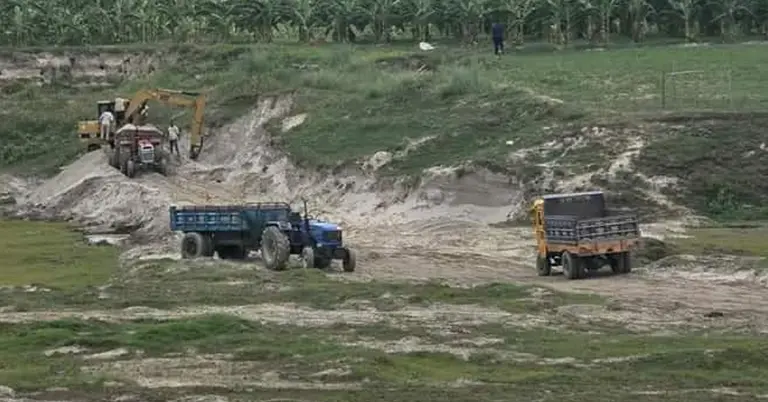পদ্মায় নদীতে বালু উত্তোলন