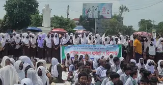 সিরাজগঞ্জে শিক্ষক-শিক্ষার্থীদের মহাসড়ক অবরোধ, ভোগান্তিতে সাধারণ মানুষ