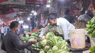 আকাশছোঁয়া শাক সবজির দামে দিশেহারা ক্রেতা