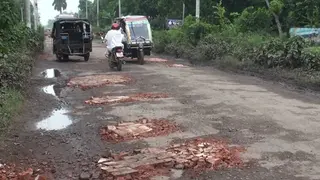 সাতক্ষীরা-শ্যামনগর সড়কের বেশিরভাগ অংশেই খানাখন্দ