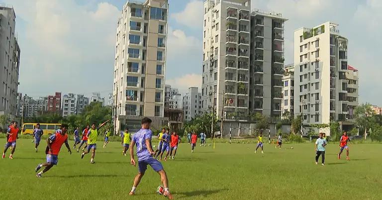 অনুশীলনে ব্যস্ত ফুটবল দল