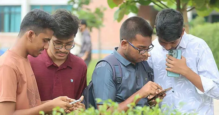 এসএসসির ফল প্রকাশের পর শিক্ষার্থীরা