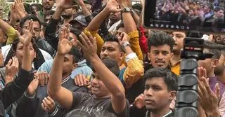 শিক্ষা ভবনের সামনে সড়কে অবস্থান নিয়েছে শিক্ষার্থীরা