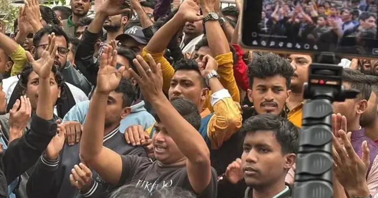 সড়কে অবস্থান নিয়েছে শিক্ষার্থীরা