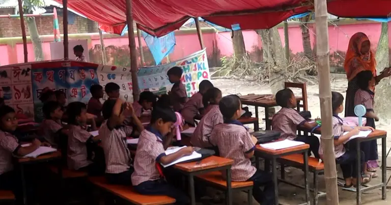 শামিয়ানার নিচে চলছে পাঠদান