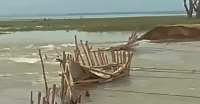 নজরখালী বাঁধ ভেঙে হাওরের পানি ঢুকছে