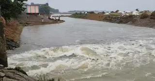 সুনামগঞ্জে হাওরের বাঁধ ভেঙে তলিয়ে গেছে জমির ধান