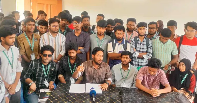 সংবাদ সম্মেলনে সুবিপ্রবি শিক্ষার্থীরা