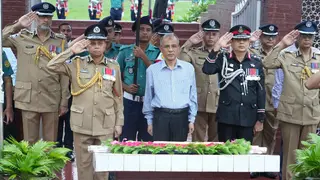 রাজারবাগ পুলিশ স্মৃতিস্তম্ভে স্বরাষ্ট্র উপদেষ্টার শ্রদ্ধা