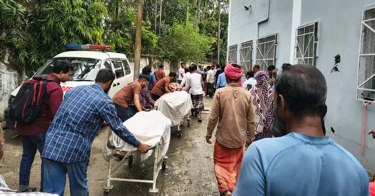 নিহত শ্রমিকদের মরদেহ নিয়ে যাওয়া হচ্ছে