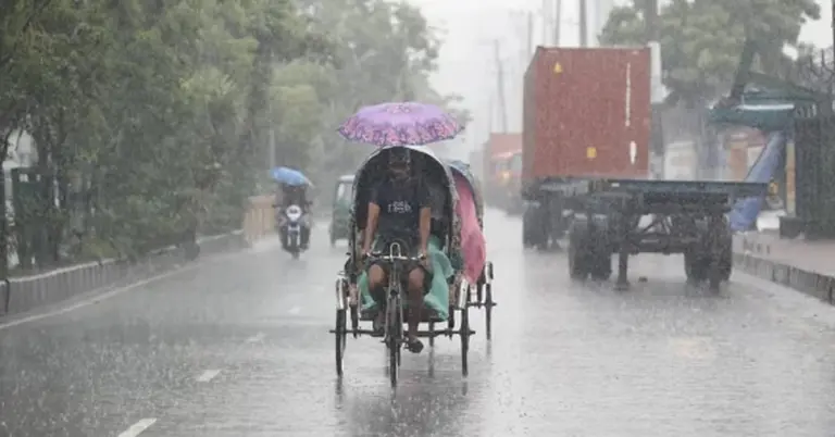 বৃষ্টির মধ্যে রিকশায় যাত্রী