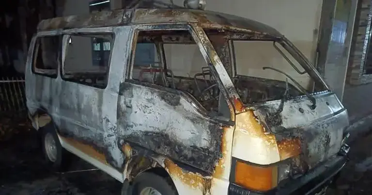 পুড়ে যাওয়া অ্যাম্বুলেন্স