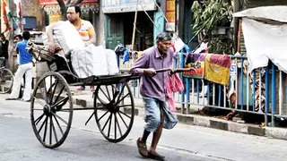 ব্যাটারিচালিত রিকশা বাড়ায় অর্থনৈতিকভাবে পিছিয়ে পড়ছেন টানা রিকশার চালকরা