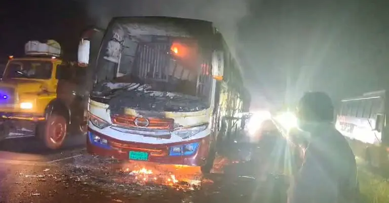 যাত্রীবাহী বাসে আগুন