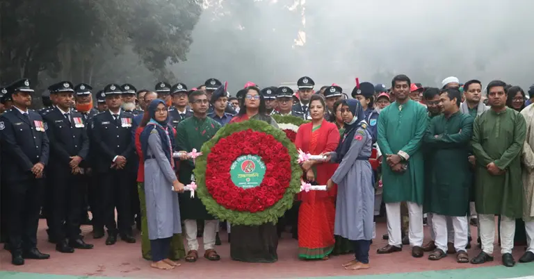 শহিদ স্মৃতিস্তম্ভে শ্রদ্ধাঞ্জলি জানানো হচ্ছে