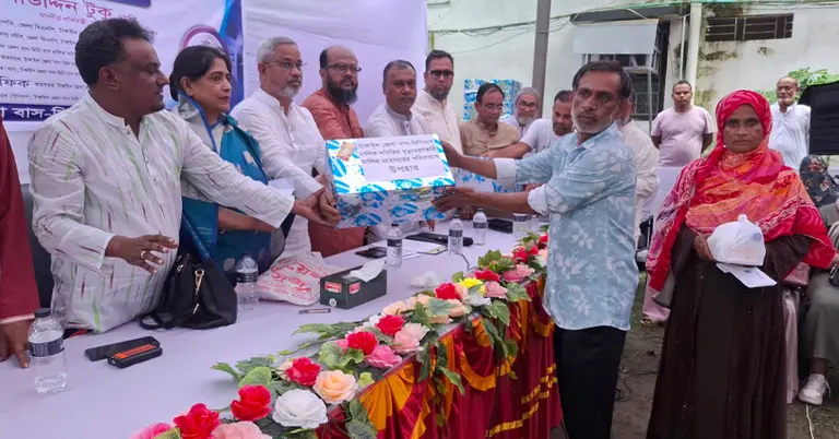 নিহতদের  পরিবারে আর্থিক অনুদান প্রদান