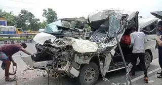 দাঁড়িয়ে থাকা ট্রাকে মাইক্রোবাসের ধাক্কা, ২ ছেলেসহ বাবা নিহত