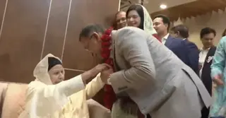 বিমানবন্দরে তারেক রহমানকে ফুলের মালা দিয়ে বরণ