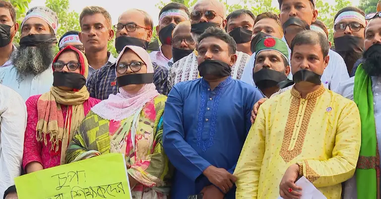 শহিদ মিনারে কালো কাপড় বেধে শিক্ষকদের প্রতিবাদ