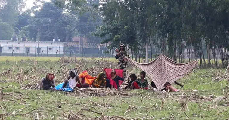 সীমান্তে অপেক্ষায় থাকা লোকজন