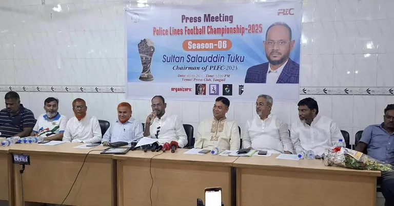 টাঙ্গাইল প্রেসক্লাব অডিটোরিয়ামে পুলিশ লাইন্স ফুটবল চ্যাম্পিয়নশিপের সংবাদ সম্মেলনে কথা বলেন সুলতান সালাউদ্দিন টুকু