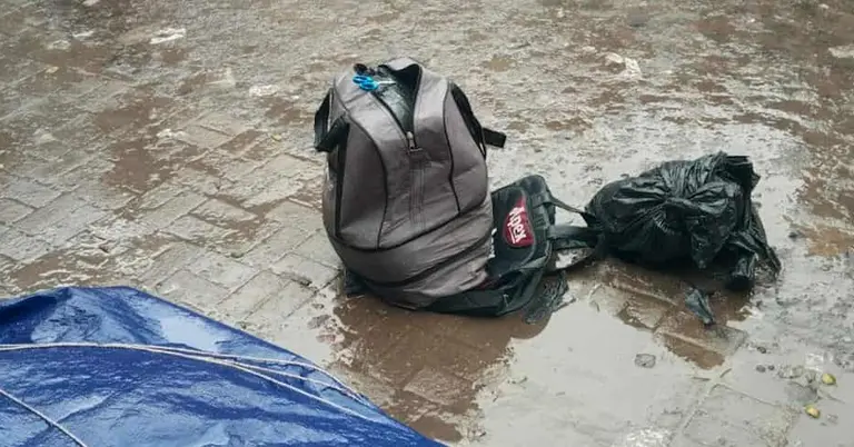 সড়কের পাশে ফেলে যাওয়া ট্রাভেল ব্যাগ